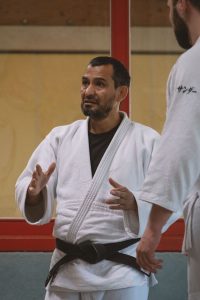 Judotrainer Nurali erklärt die Grundelemente des Judo