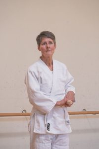 Eine Aikidoka bei ihrer ersten Form aus dem Iaido.